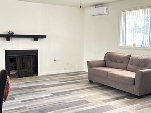 Living area - Welcoming house with AC in charming Tehachapi (Tehachapi)