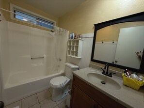Bathroom - Welcoming house with AC in charming Tehachapi (Tehachapi)