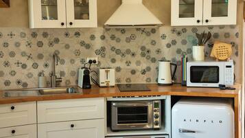 ثلاجة، ميكروويف، فرن، موقد طهي مسطح