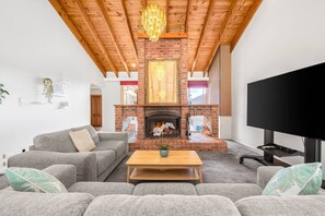 TV, fireplace - Peaceful Bushland Retreat with Treetop Hills Views (Wonga Park)