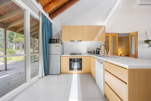 Fridge, microwave, oven, stovetop - Peaceful Bushland Retreat with Treetop Hills Views (Wonga Park)