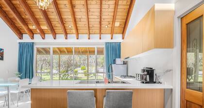 Peaceful Bushland Retreat with Treetop Hills Views