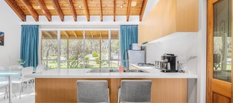 Peaceful Bushland Retreat with Treetop Hills Views