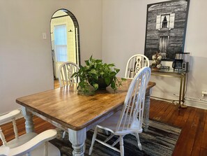 Dining - Cozy 2-bedroom house in Kansas City- Walk to Westport and Plaza (Kansas City)