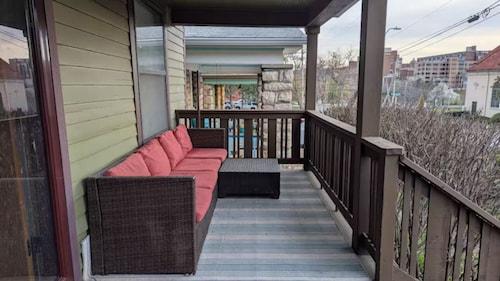 Cozy 2-bedroom house in Kansas City- Walk to Westport and Plaza