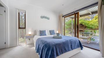 Iron/ironing board, travel crib, WiFi, bed sheets