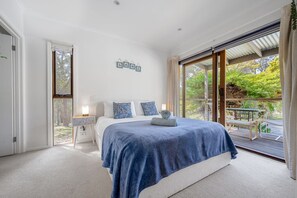 Tabla de planchar con plancha, cuna de viaje, wifi y ropa de cama 