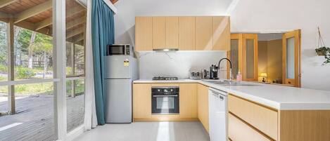 雪櫃、微波爐、焗爐、爐具