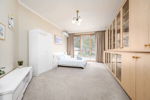 مكواة/لوح كي وسرير سفر وواي فاي وملاءات أسرّة