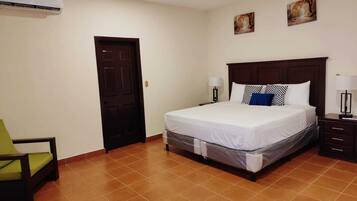 Suite Junior, balcone | Materassi a doppio strato, con stile personalizzato