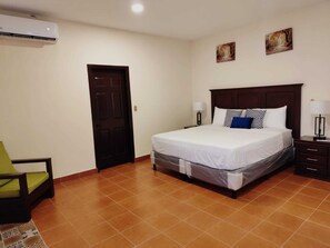 Junior Suite, Balcony | Pillowtop beds, individually decorated - Bardo Inn Hotel (Granada)