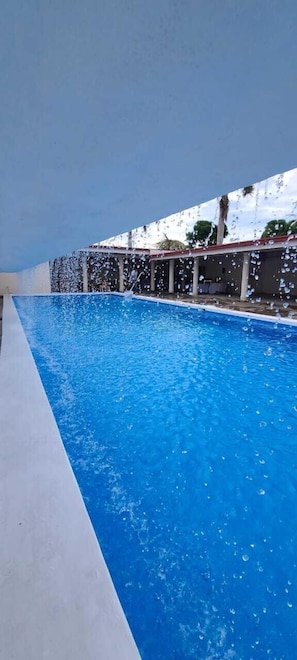Una piscina al aire libre
