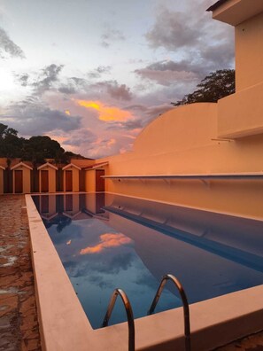 Outdoor pool - Bardo Inn Hotel (Granada)