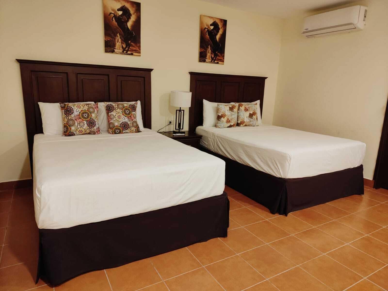 Familieværelse til 4 personer | Senge med topmadrasser, individuelt design