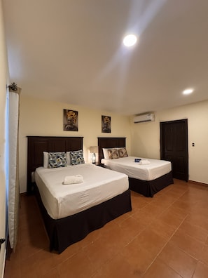 A hotel room with two beds, a ceiling fan, and an air conditioning unit. - Bardo Inn Hotel (Granada)