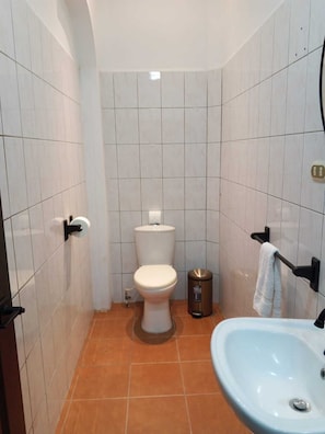 Shower, free toiletries, towels, soap - Bardo Inn Hotel (Granada)