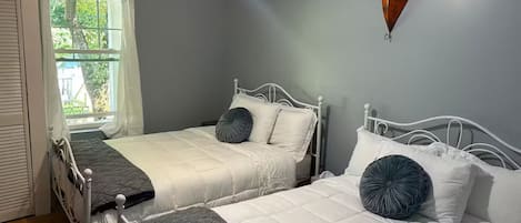 2 habitaciones, tabla de planchar con plancha, wifi y ropa de cama