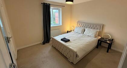 4 Bedroom house Sleeps 8 - Free Parking - Garden