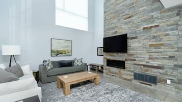 Televisión, chimenea y estéreo