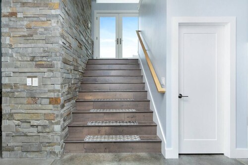 Modern Back 9 Retreat, Walk to Golf, Double Shower