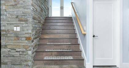 Modern Back 9 Retreat, Walk to Golf, Double Shower