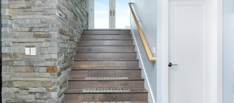 Modern Back 9 Retreat, Walk to Golf, Double Shower