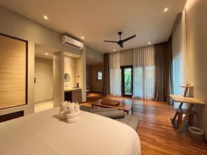 Caja de seguridad en la habitación y escritorio 