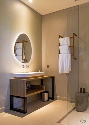 Deluxe Double Room, Park View | Bathroom | Shower, towels, soap, shampoo - The Moonci Ubud by EPS (Ubud)