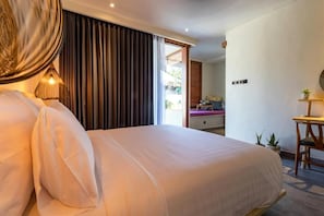 Habitación doble Deluxe, vista al jardín | Caja de seguridad en la habitación y escritorio