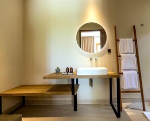 Deluxe Double Room, Park View | Bathroom | Shower, towels, soap, shampoo