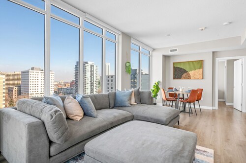 Luxury 2Bdrm || Retreat Heart of Edmonton W/ free Prkg