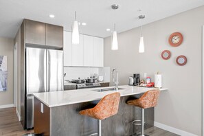 Kühlschrank, Mikrowelle, Ofen, Herdplatte