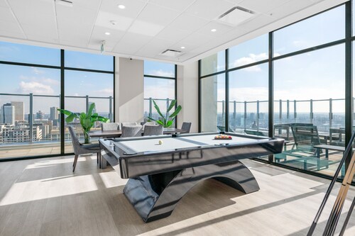 Luxury 2Bdrm || Retreat Heart of Edmonton W/ free Prkg