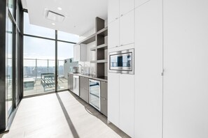 Frigorífic, microones, forn i placa de cuina 