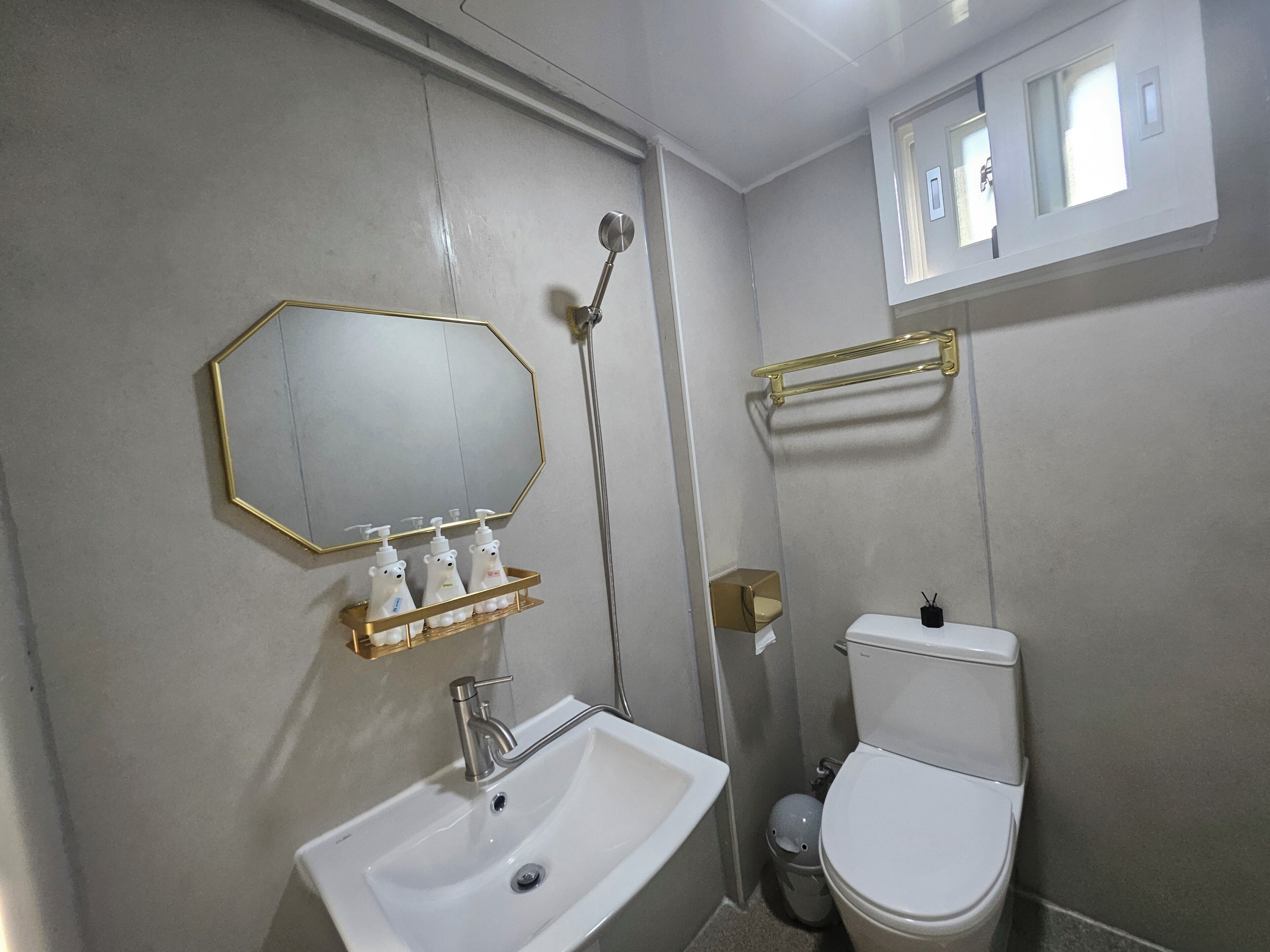 Chambre | Salle de bain | Douche, articles de toilette (gratuits), séchoir à cheveux, pantoufles