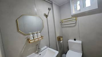 Chambre | Salle de bain | Douche, articles de toilette (gratuits), séchoir à cheveux, pantoufles