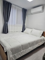 Ropa de cama de alta calidad, cortinas blackout y wifi gratis