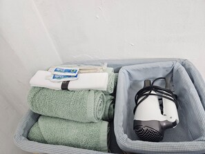 Eenvoudige tweepersoonskamer, 1 tweepersoonsbed, niet-roken, privébadkamer | Luxe beddengoed, verduisterende gordijnen, gratis wifi, beddengoed