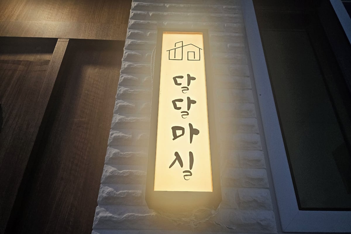 Een mini-koelkast, een magnetron, een kookplaat, een broodrooster