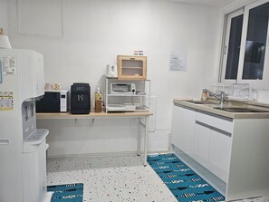 Mini-fridge, microwave, stovetop, cookware/dishes/utensils - Daldal  Masil (Mokpo)