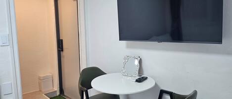 Doppia Basic, 1 letto matrimoniale, non fumatori, bagno privato | Wi-Fi gratuito