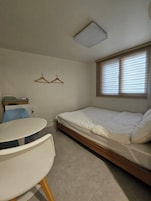 Ropa de cama de alta calidad, cortinas blackout y wifi gratis 