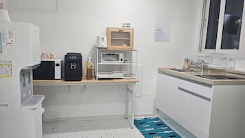 Frigorífico pequeño, microondas, placa de cocina y tostadora