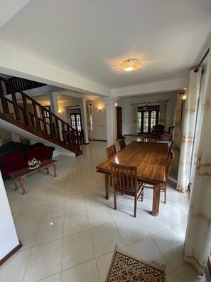 Comfort Villa, Balcony, Garden View | Living area