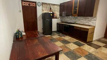 Comfort Villa, Balcony, Garden View | Private kitchen