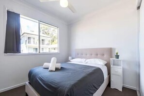 4 bedrooms, iron/ironing board, WiFi, bed sheets