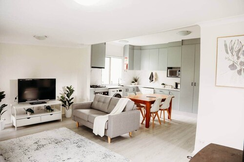 Charming 3BR | 15 Mins to Gardens | Groups welcome