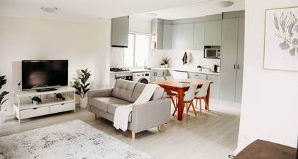 Charming 3BR | 15 Mins to Gardens | Groups welcome