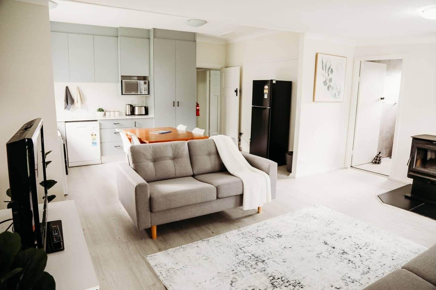 Televisión y chimenea 