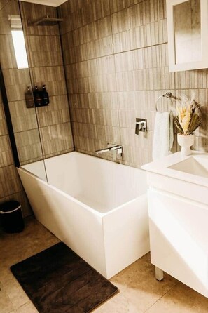 Secador de pelo, toallas, jabón, papel higiénico